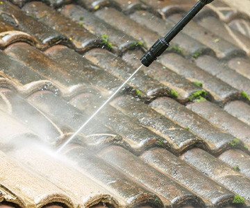 Démoussage et nettoyage de toiture à Rouen (76000) en Seine-Maritime (76)